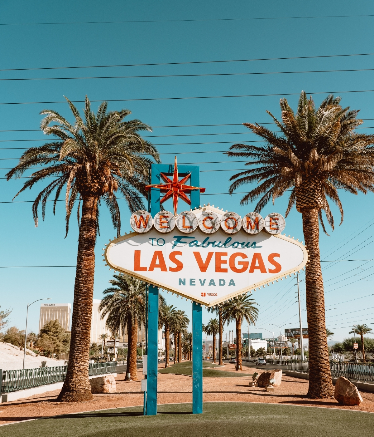 Welcome to Fabulous Las Vegas Nevada sign flanked by palm trees — how to choose a cash home buyer in Las Vegas