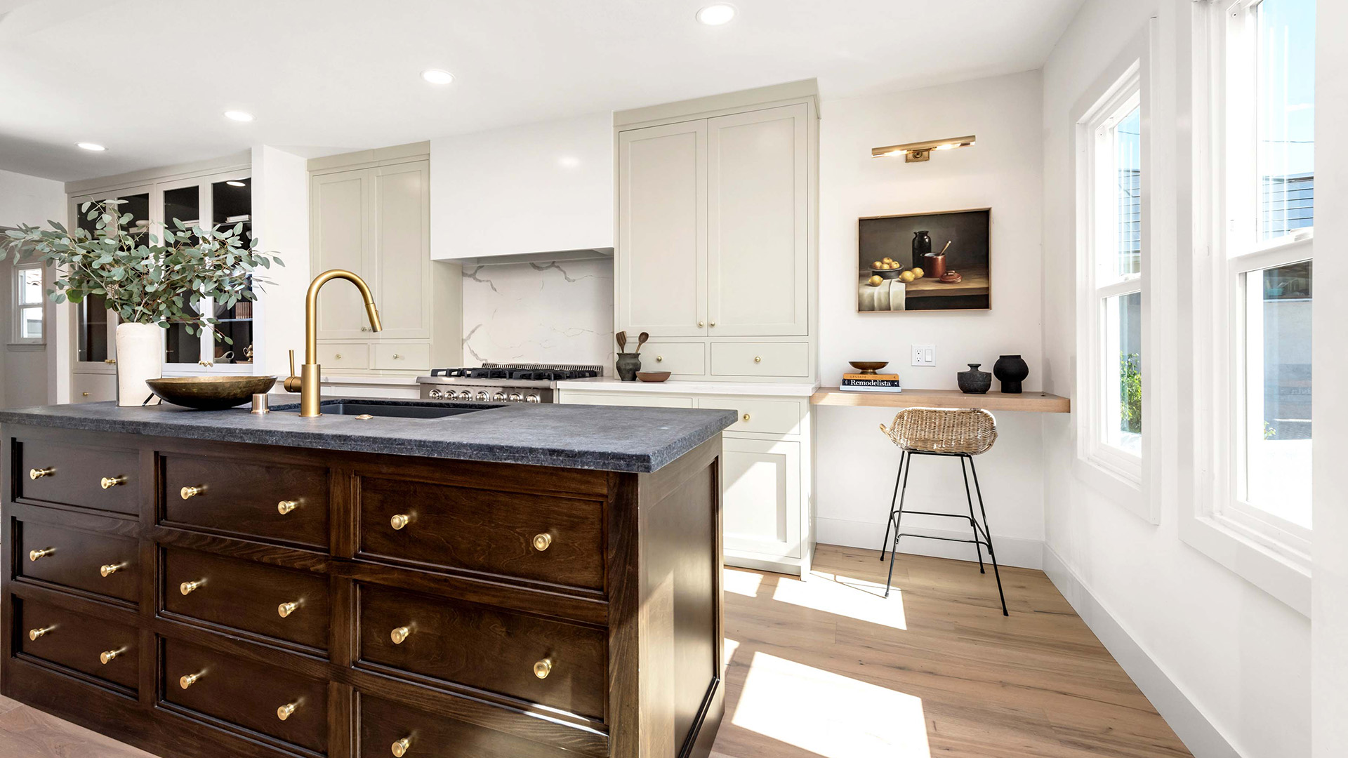 Two toned kitchen cabinets